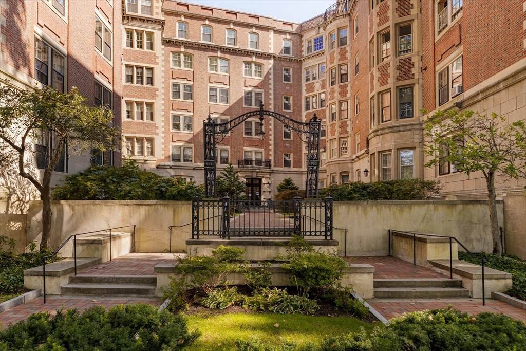 984 Memorial Drive - Photo 1