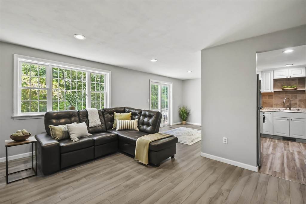 33 Kennedy Dr - Photo 1