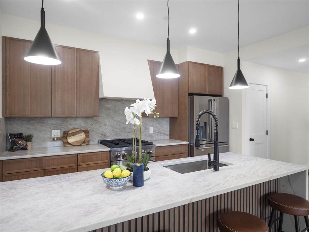 106-108 Bunker Hill St - Photo 1