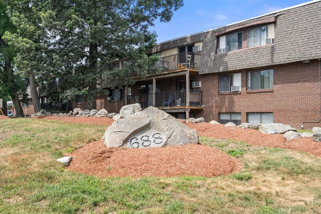 688 Boston Post Rd E - Photo 1