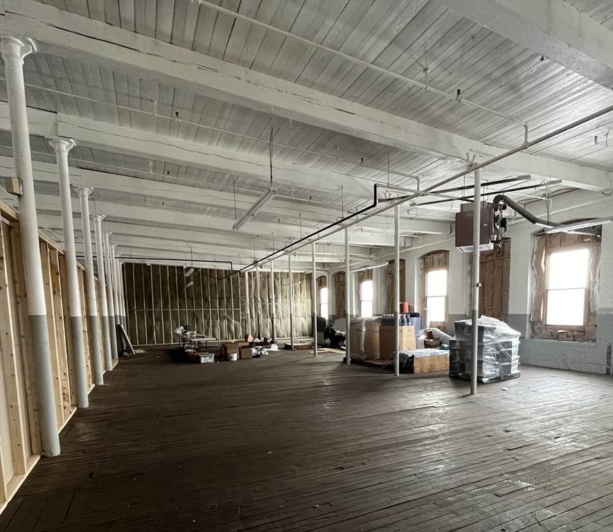 663 Lawrence St - Photo 1