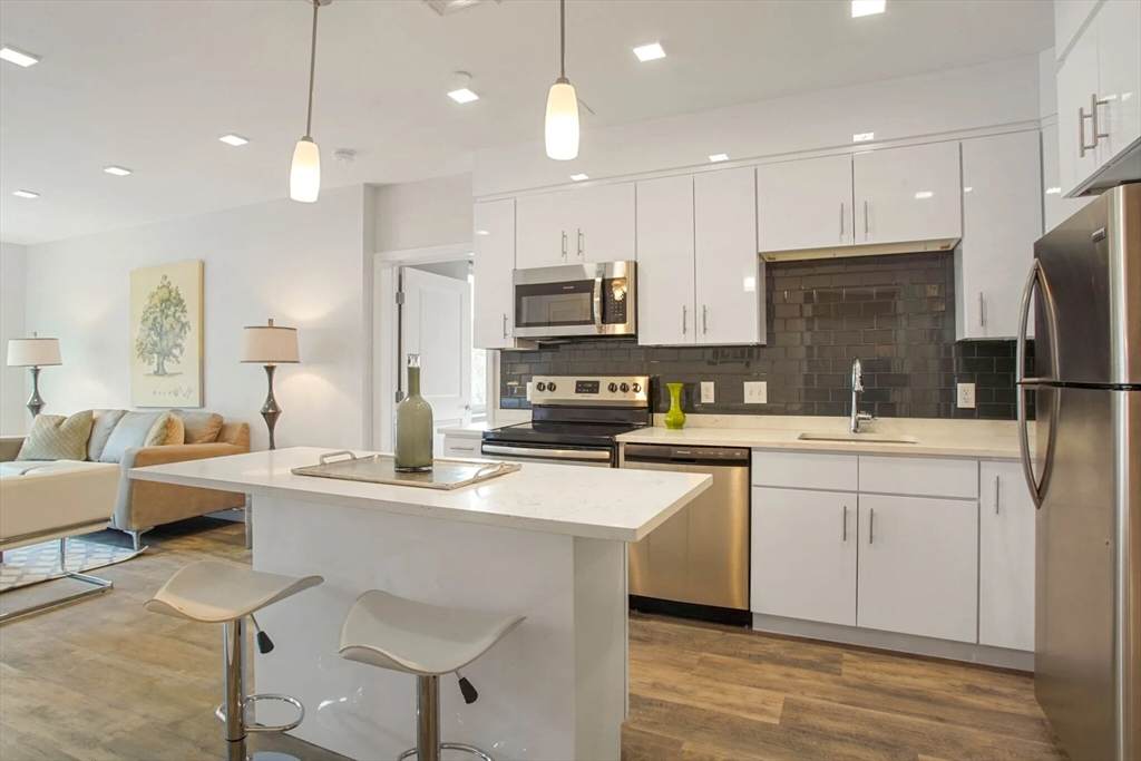 10 Essex St - Photo 1