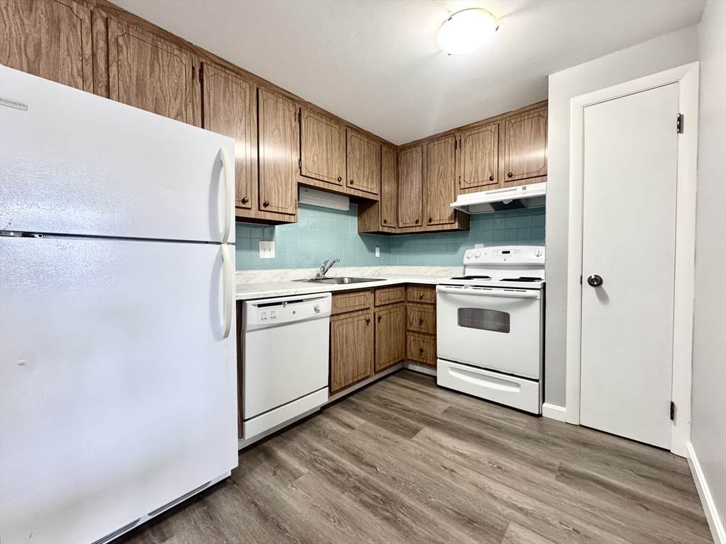 4 Old Colony Ln - Photo 1