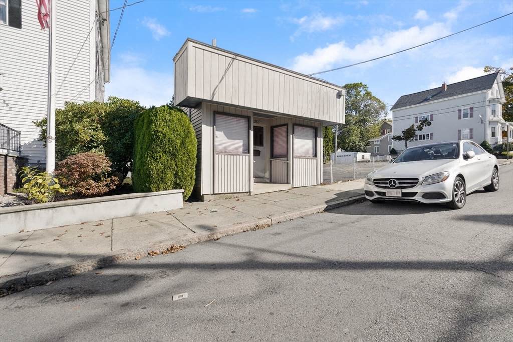 362 Sprague St - Photo 1