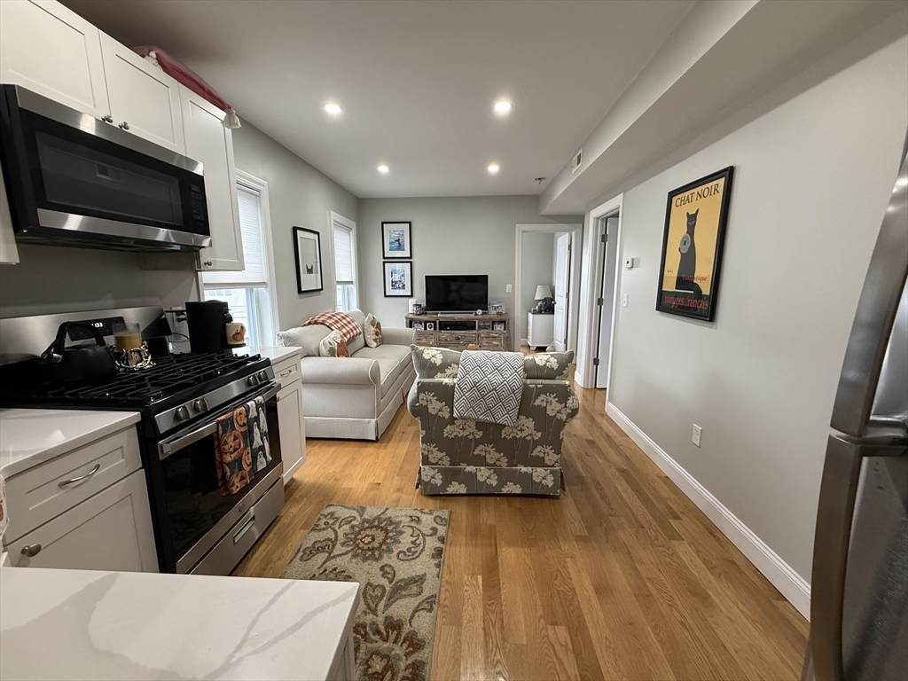 1021-1023 Winthrop Ave - Photo 1