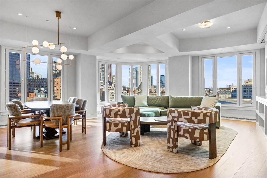 10 Rowes Wharf - Photo 1