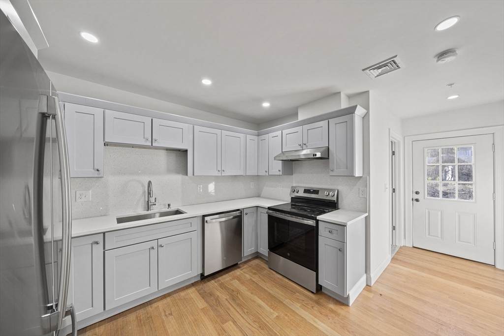 417 Commerical St - Photo 1