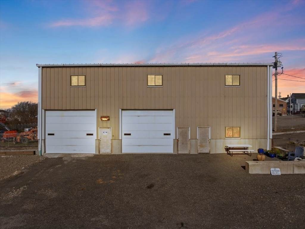 593 Montaup St - Photo 1