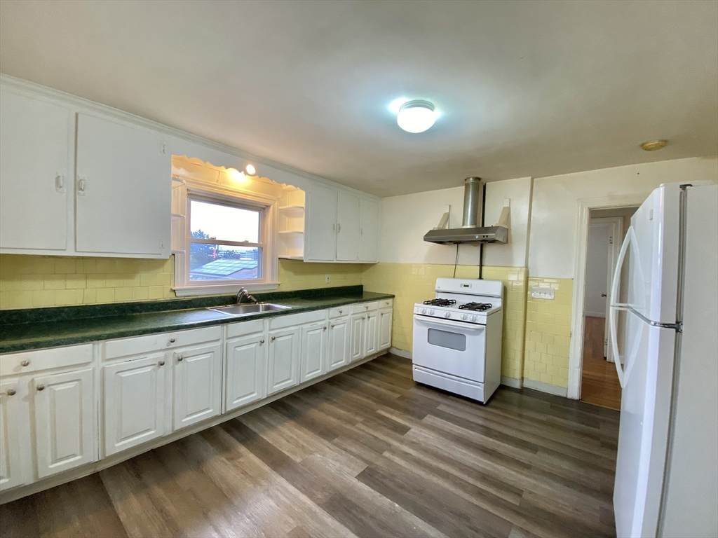 530 Beach St - Photo 1