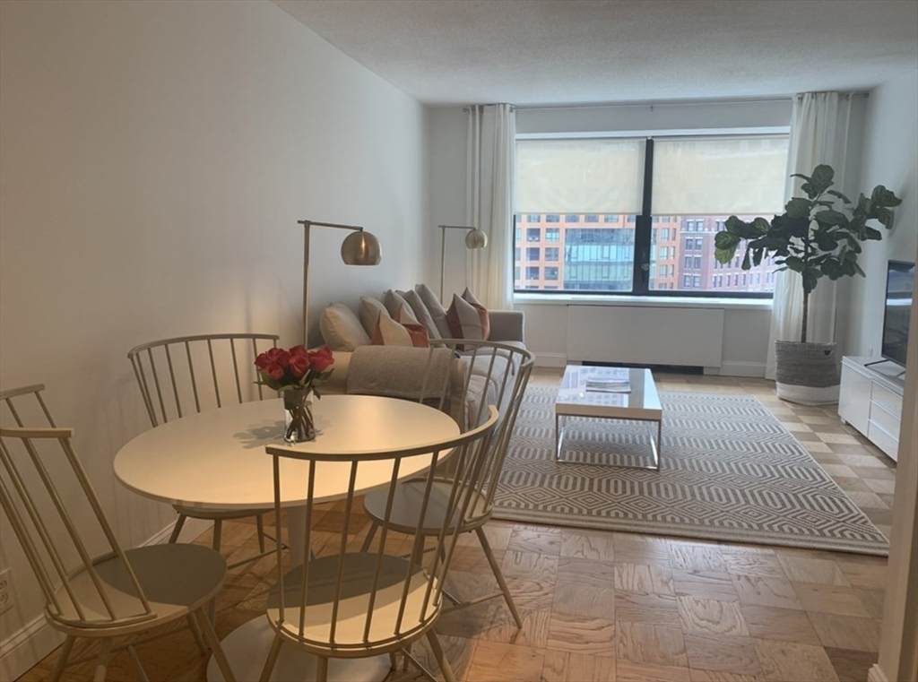 65 East India Row - Photo 1