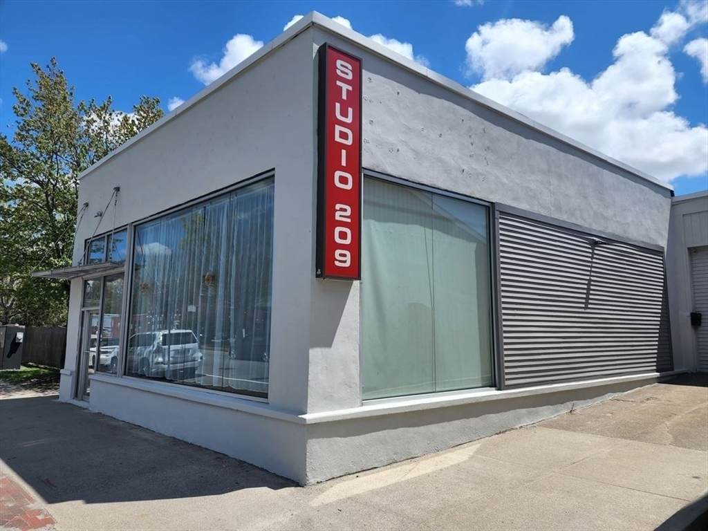 209 Shrewsbury St - Photo 1