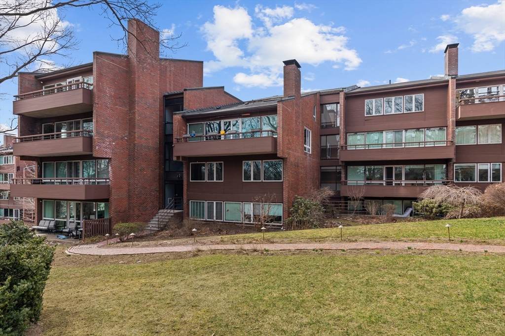 241 Perkins St - Photo 1