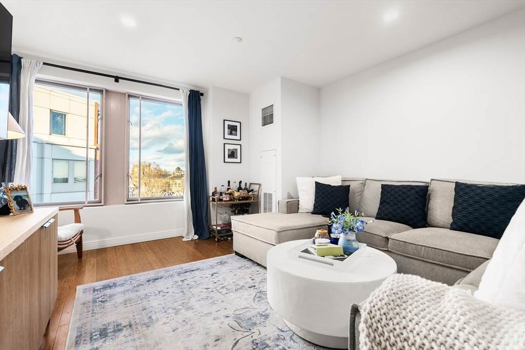 1910 Dorchester Ave - Photo 1