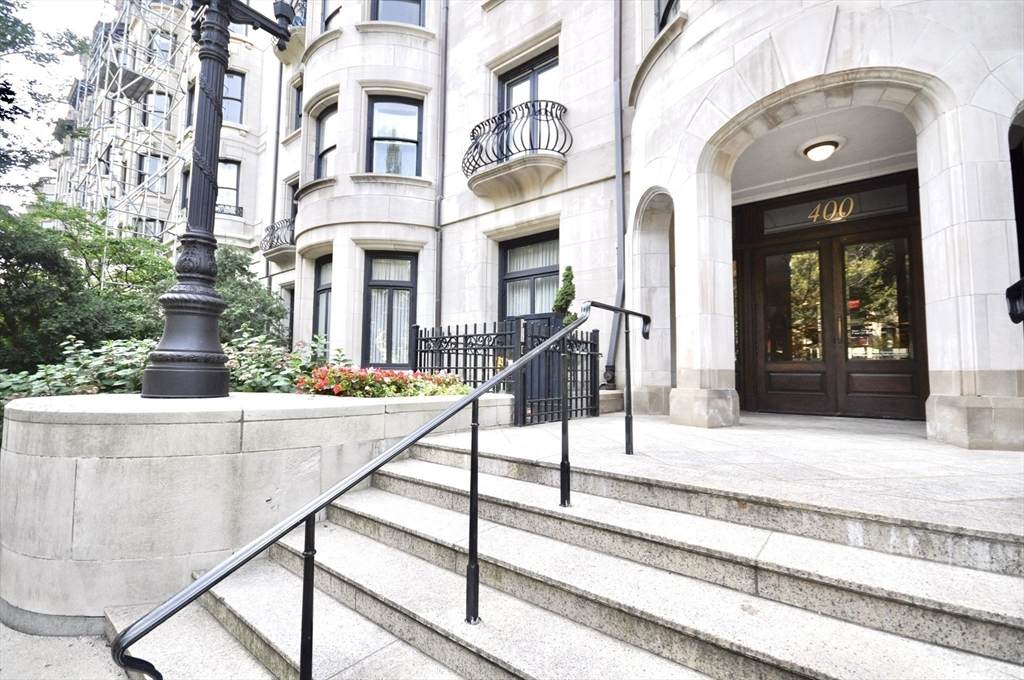 400 Commonwealth Ave - Photo 1