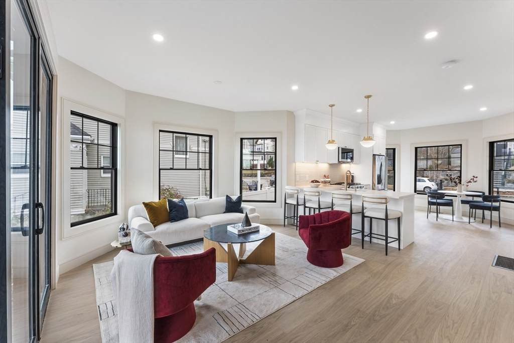 142 Metropolitan - Photo 1