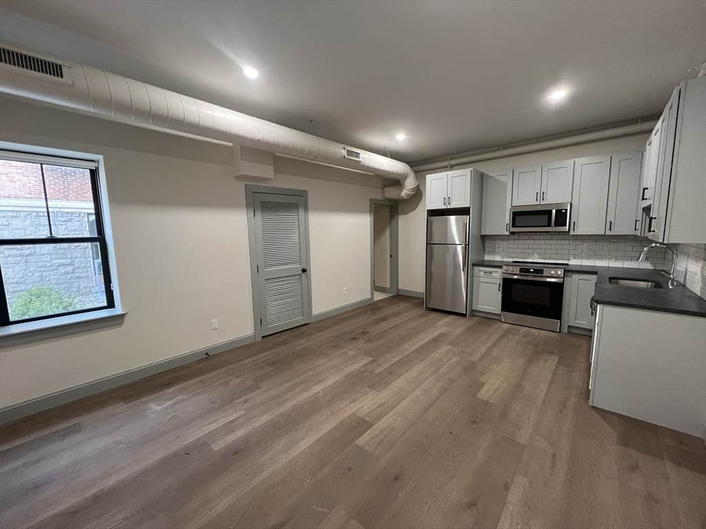 160 Seabury St - Photo 1