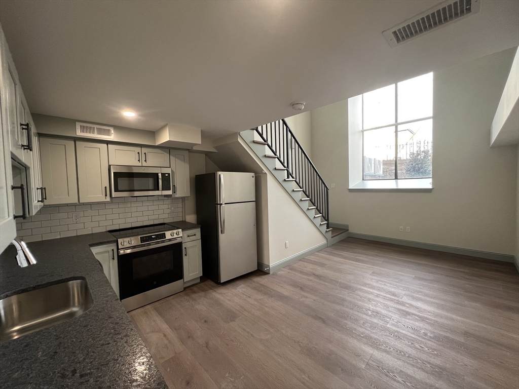 160 Seabury St - Photo 1