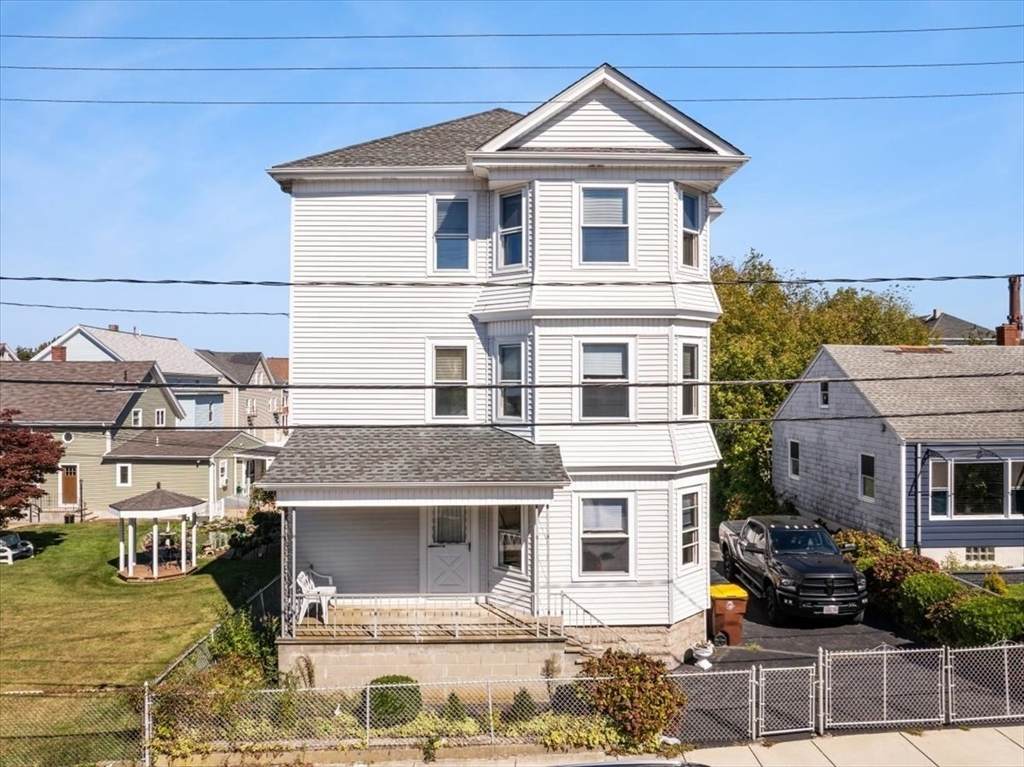 576 Slade St - Photo 1