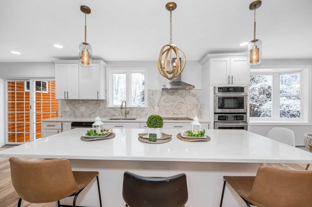 300 Kenoza St - Photo 1