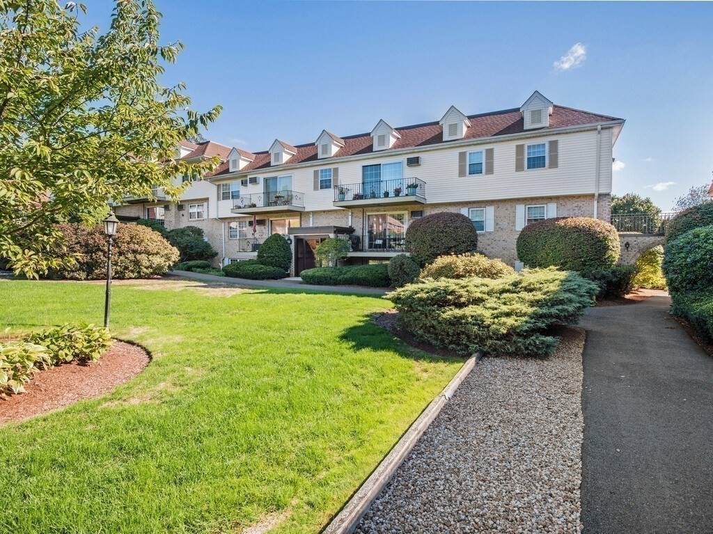 18 Williamsburg Court - Photo 1