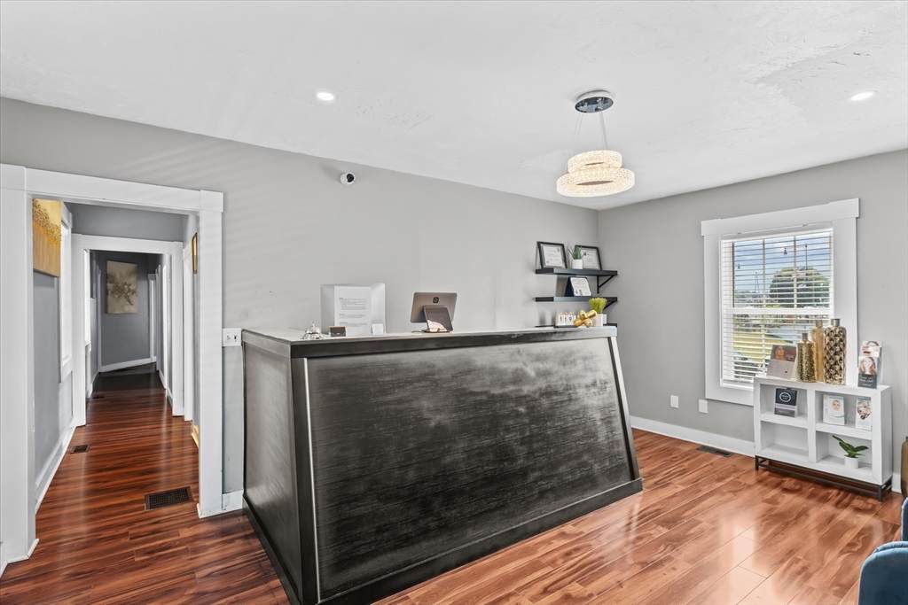 6 Broadway - Photo 1