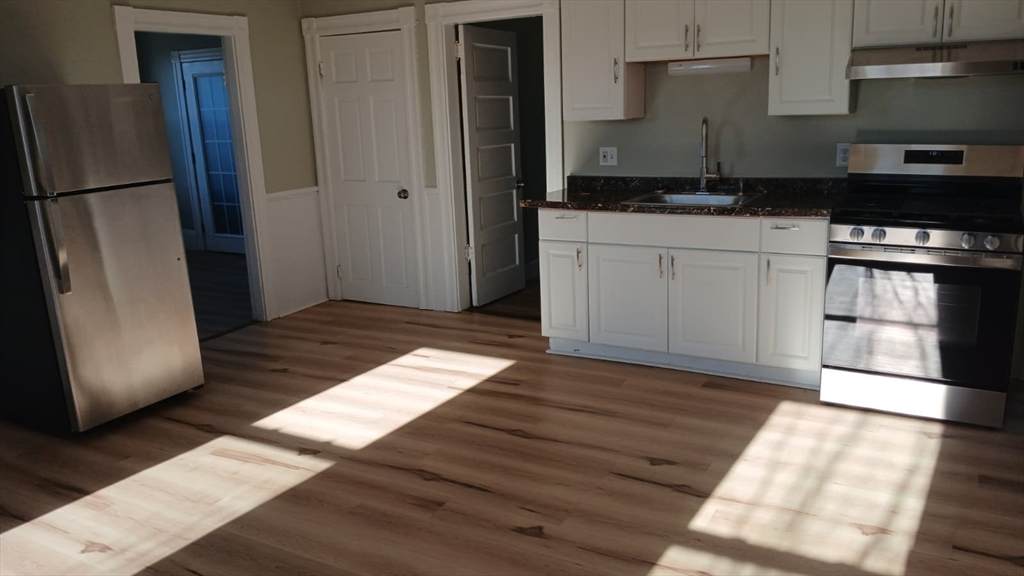 275 Jefferson Ave - Photo 1