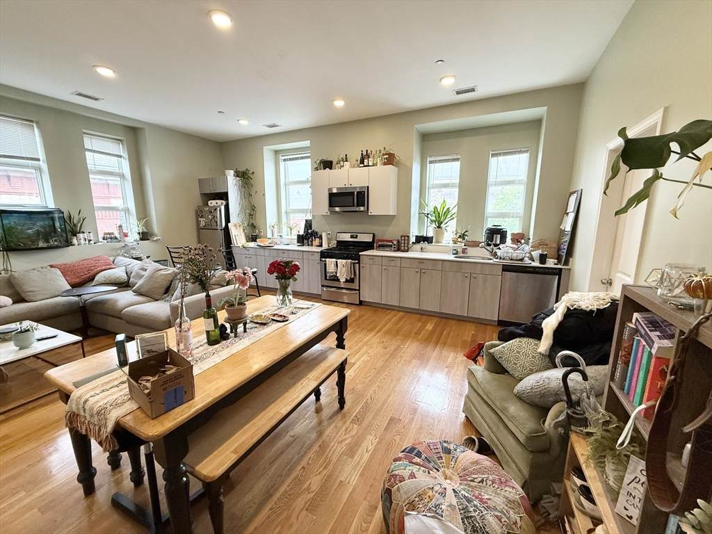 409 Dudley St - Photo 1