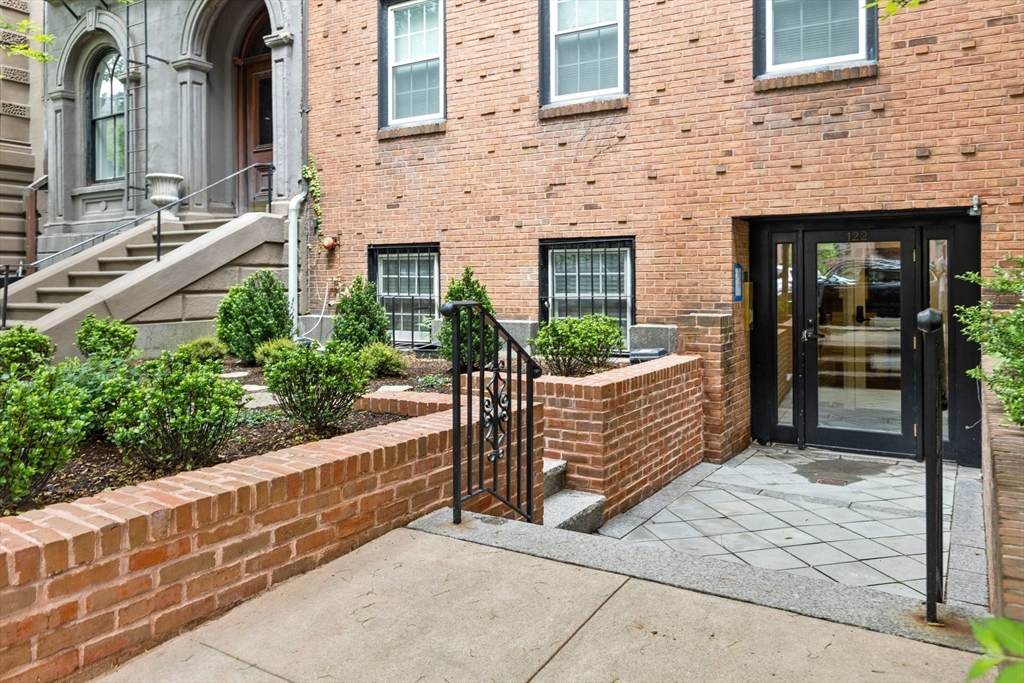 122 Beacon - Photo 1