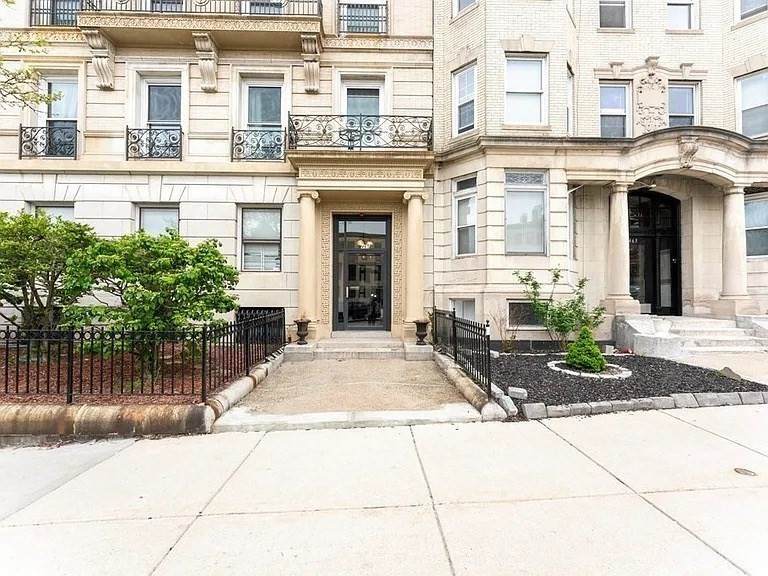 465 Park Dr - Photo 1