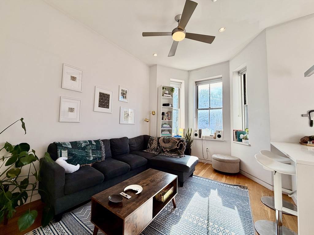 1607 Tremont St - Photo 1