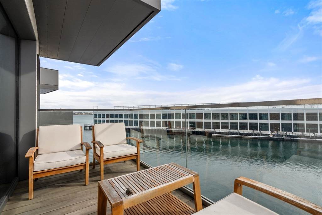 300 Pier 4 Blvd - Photo 1