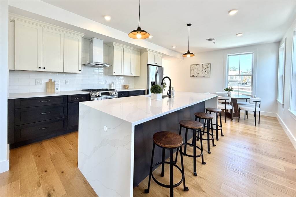 165 Everett St - Photo 1