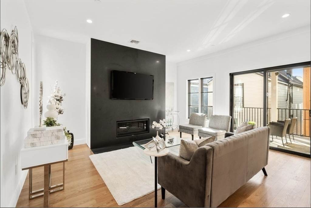 160 W 7th St - Photo 1