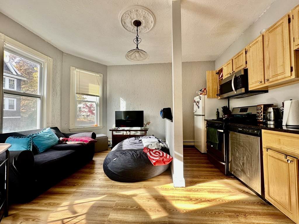 93 Hillside St - Photo 1