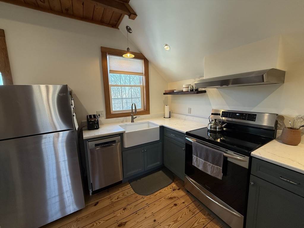 131 School St - Photo 1