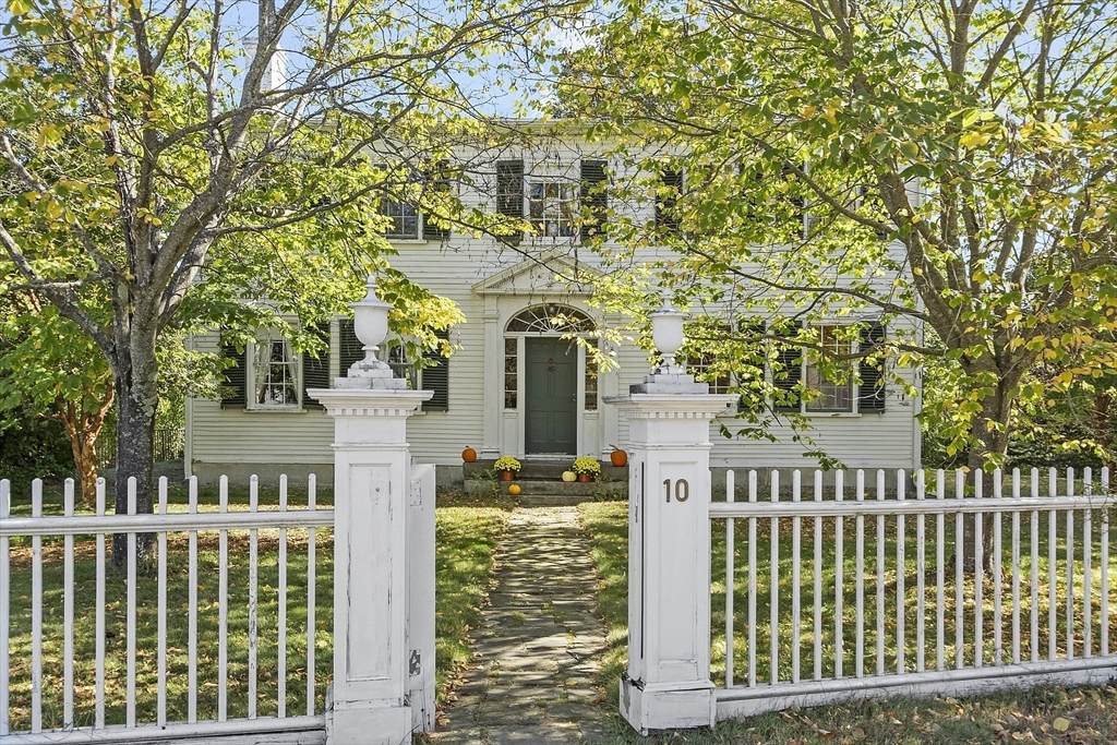 10 On The Cmn - Photo 1