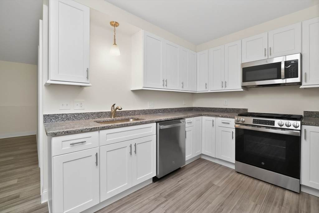 10 Franklin Ave - Photo 1