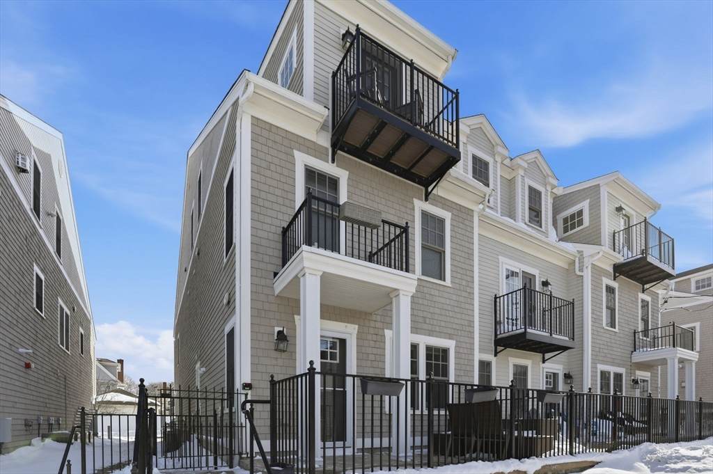 25 Howland St - Photo 1