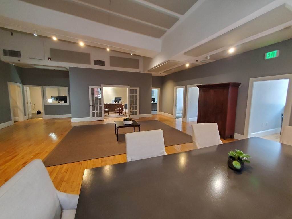 323 Newbury Street - Photo 1