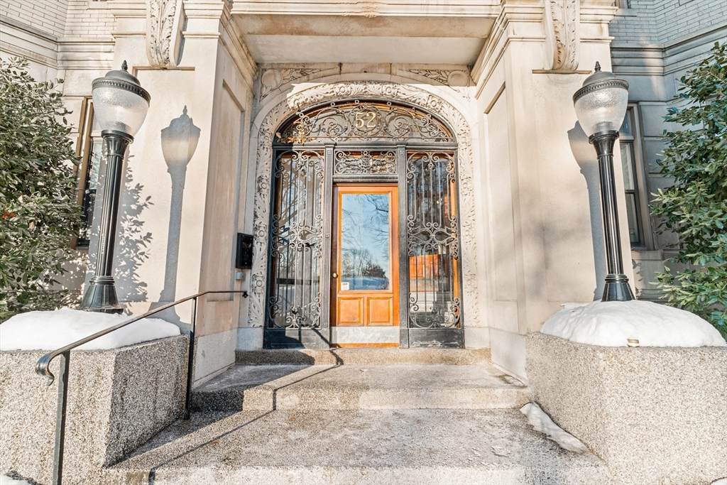 52 Charlesgate E - Photo 1