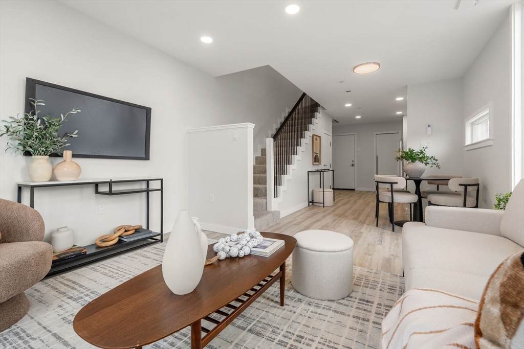 602 Canterbury - Photo 1