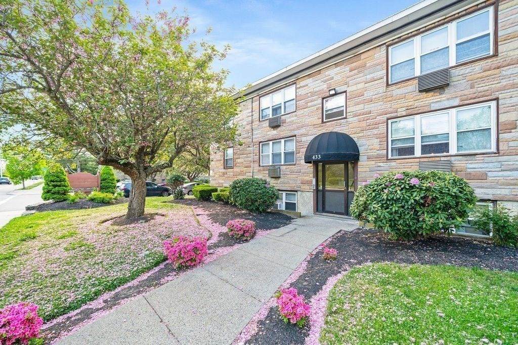 433 W Elm St - Photo 1