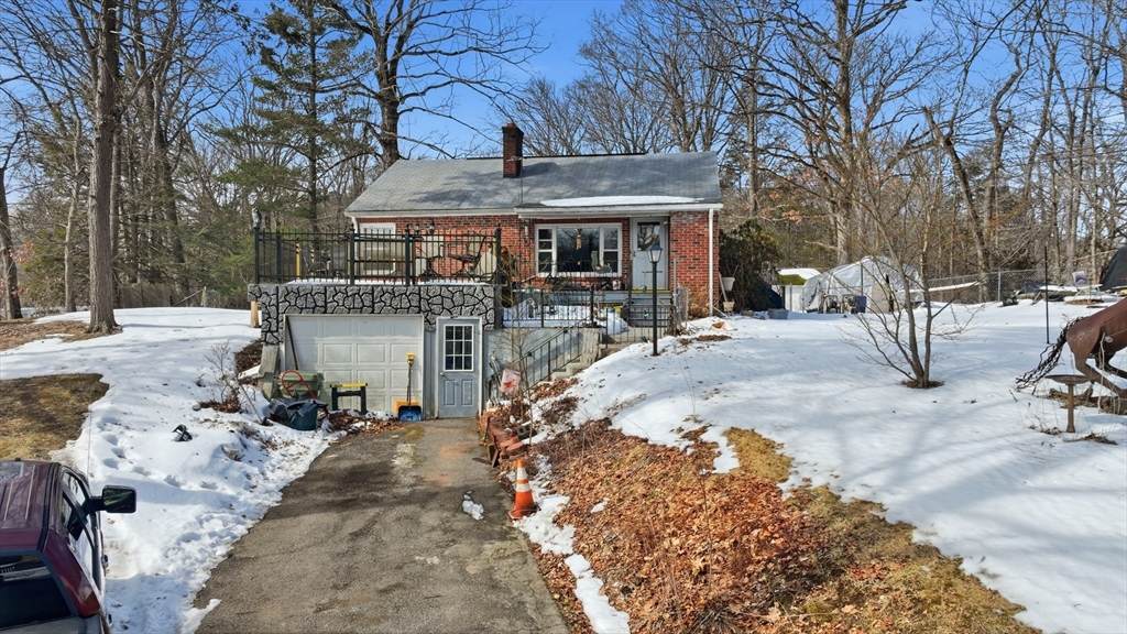 1026 Suffield St - Photo 1