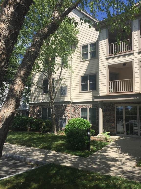 1044 Victoria - Photo 1