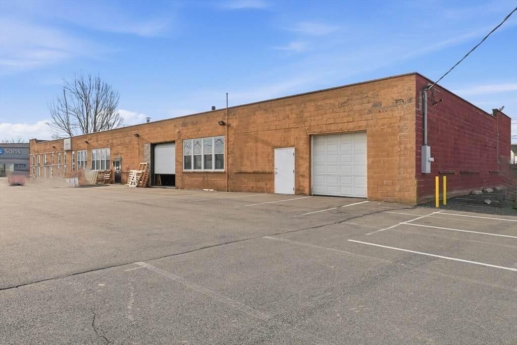 1004 Memorial Ave - Photo 1