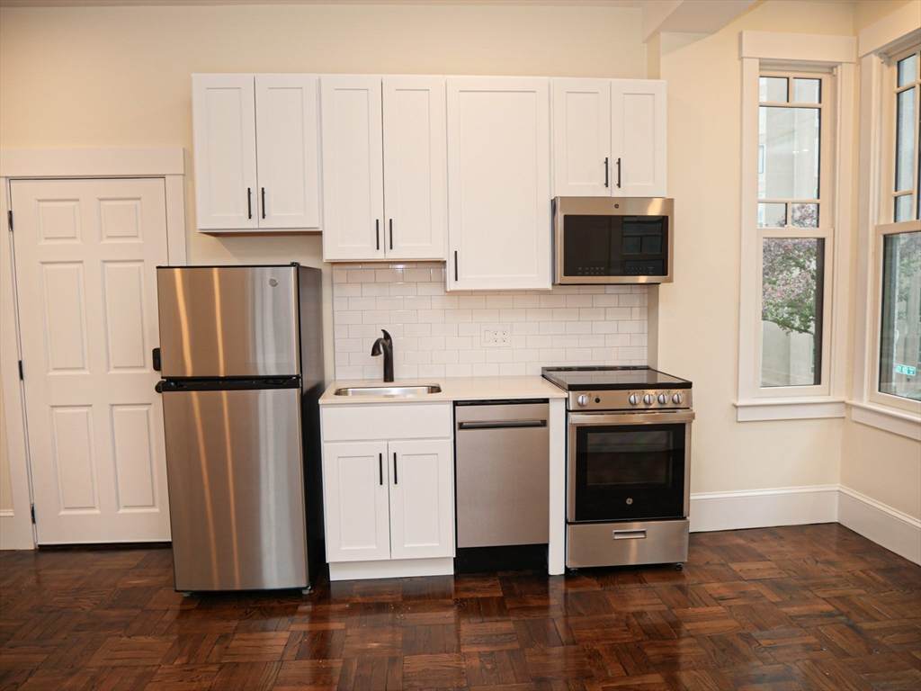 261 W Newton - Photo 1