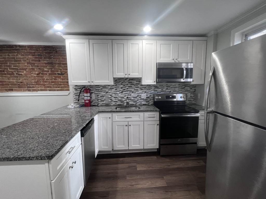 315 Meridian St - Photo 1