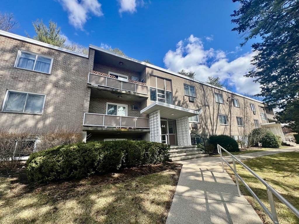 44 Lionel Ave - Photo 1
