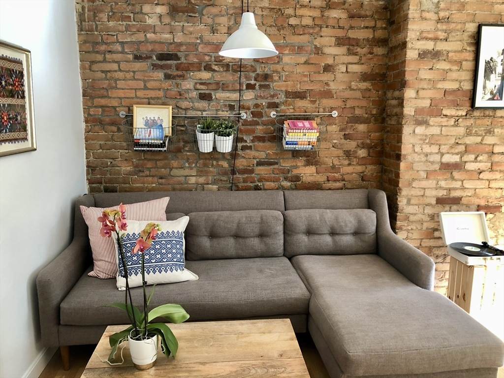 37 Lawrence St - Photo 1