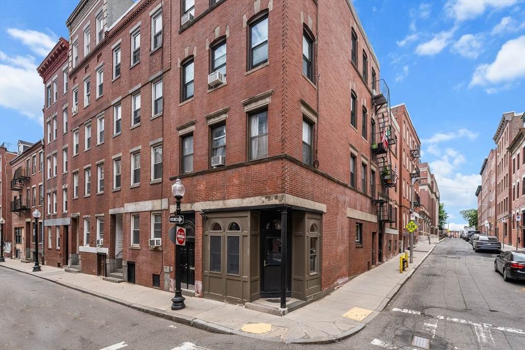 199 Salem St - Photo 1